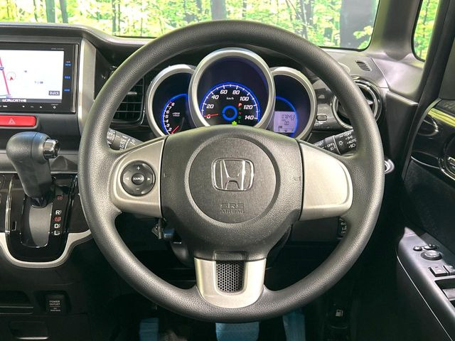 �C���e���A�ɍ��킹���f�U�C���̃X�e�A�����O�́A�^�]�������̂��Ƃ��l���A�^�]���₷���`��A�傫���ł��B�����x�A���ۂɐG���Ă��m���߂��������B