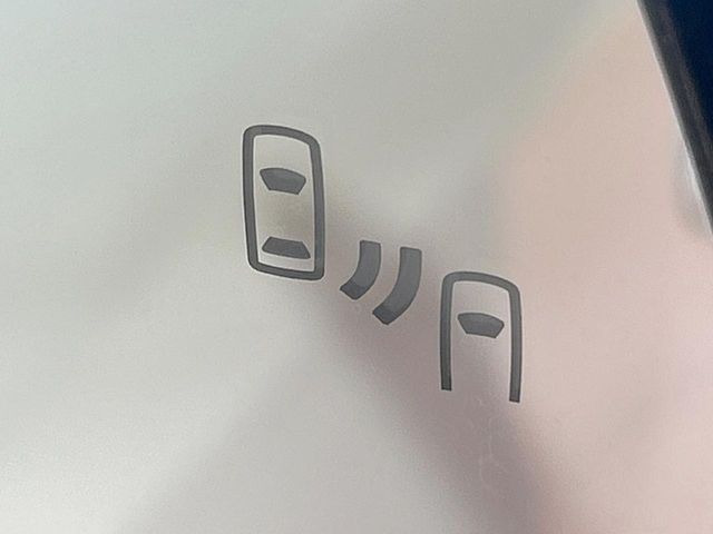 【ブラインドスポットモニター】走行中、ドアミラーの死角になりやすい箇所に後続車が接近するとサイドミラーのレンズに警告を表示!ドライバーに注意喚起をしてくれます。