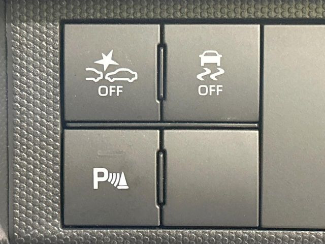 【電動パーキングブレーキ】パーキングブレーキは便利な電動式!ボタン一つで操作でき、アクセルを踏めば自動で解除されます♪レバーやペダルが無いので運転席廻りもすっきりしますね♪