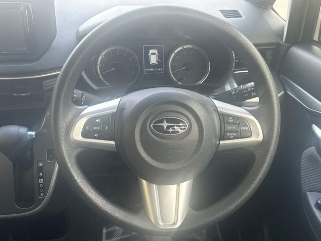 �C���e���A�ɍ��킹���f�U�C���̃X�e�A�����O�́A�^�]�������̂��Ƃ��l���A�^�]���₷���`��A�傫���ł��B�����x�A���ۂɐG���Ă��m���߂��������B