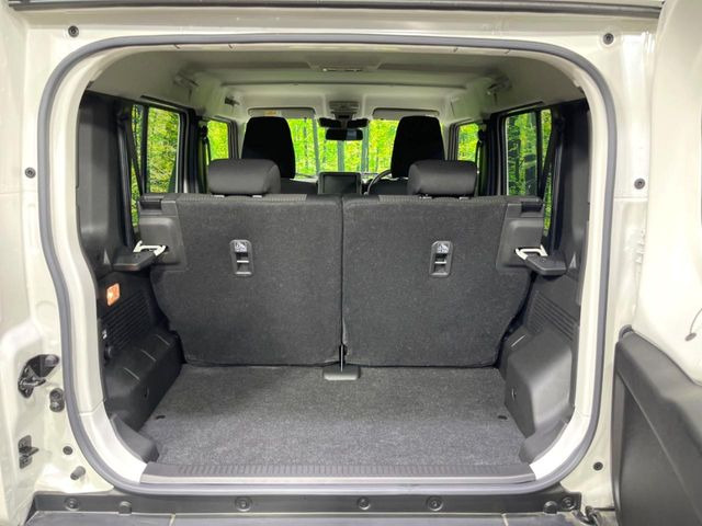 普段のお買い物や通勤、送迎等に十分な荷室スペースを確保しております。セカンドシートを倒すと、大きな荷物の積載も可能です♪