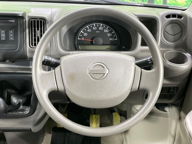 �C���e���A�ɍ��킹���f�U�C���̃X�e�A�����O�́A�^�]�������̂��Ƃ��l���A�^�]���₷���`��A�傫���ł��B�����x�A���ۂɐG���Ă��m���߂��������B