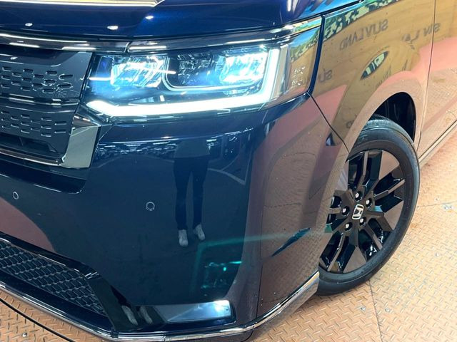 【LEDヘッドライト】悪天候や夜間走行時も良好な視界を確保し安心して運転できる高輝度LEDヘッドライトを装備!点灯速度が早く、消費電力も抑えられています。