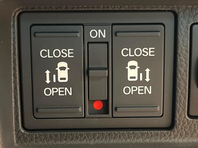 【両側パワースライドドア】スマートキーや運転席のスイッチで後席両側スライドドアの開閉が可能♪電動だから力を入れてドアを開ける必要が無く、小さなお子様でも簡単に開け閉めでき快適です♪