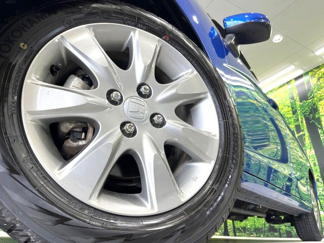 【純正15インチアルミホイール】外観にマッチした純正アルミホイールを装着しております。各種社外アルミホイールや、スタッドレスタイヤも取扱いしております。是非ご相談ください♪