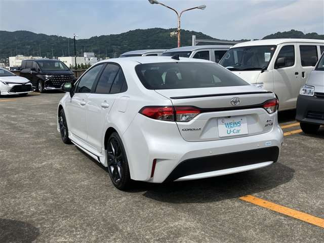 カローラ1.8 ハイブリッド W×B