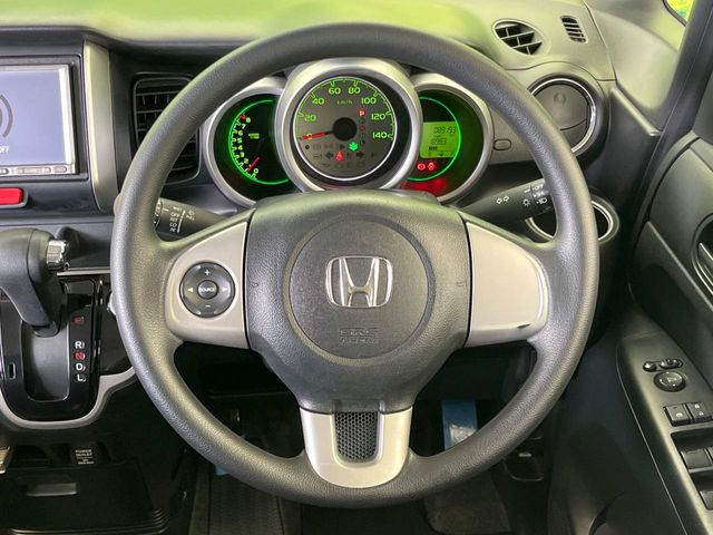 �C���e���A�ɍ��킹���f�U�C���̃X�e�A�����O�́A�^�]�������̂��Ƃ��l���A�^�]���₷���`��A�傫���ł��B�����x�A���ۂɐG���Ă��m���߂��������B