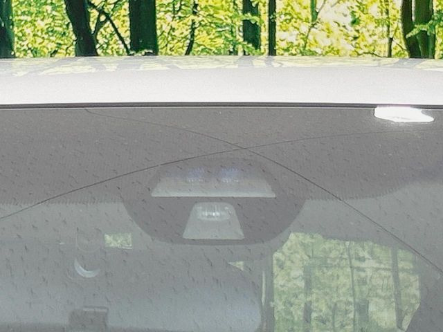 【シティブレーキアクティブシステム】低速走行中に前方の車両等を認識し、衝突しそうな時は警報とブレーキで衝突回避と被害軽減をアシスト。より安全にドライブをお楽しみいただけます。