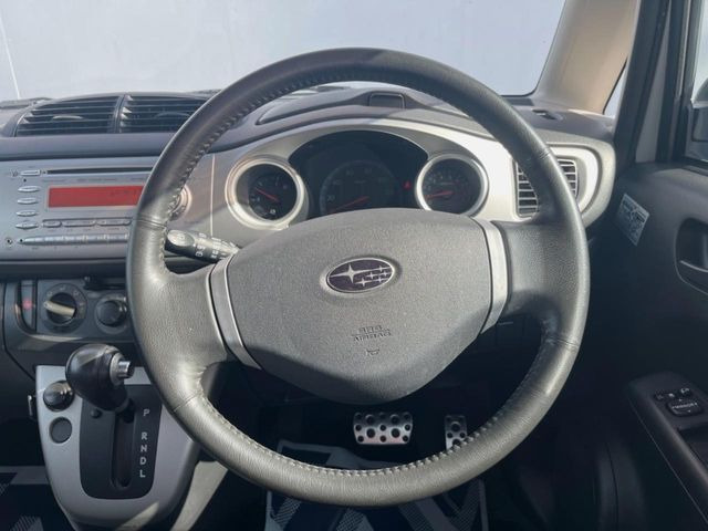 �C���e���A�ɍ��킹���f�U�C���̃X�e�A�����O�́A�^�]�������̂��Ƃ��l���A�^�]���₷���`��A�傫���ł��B�����x�A���ۂɐG���Ă��m���߂��������B