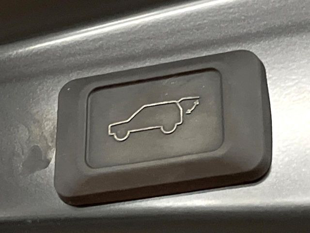 【パワーバックドア】スマートキーや運転席のボタンを押すだけでリアゲートが自動で開閉します!荷物を持っている時や、高い位置にあるバックドアを閉める際に便利な機能です♪