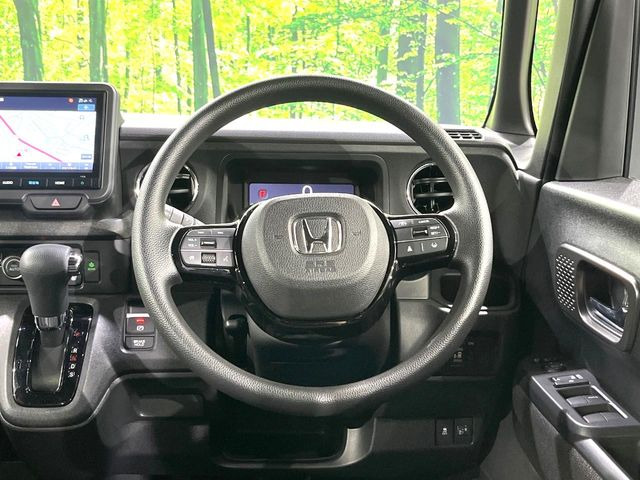 �C���e���A�ɍ��킹���f�U�C���̃X�e�A�����O�́A�^�]�������̂��Ƃ��l���A�^�]���₷���`��A�傫���ł��B�����x�A���ۂɐG���Ă��m���߂��������B