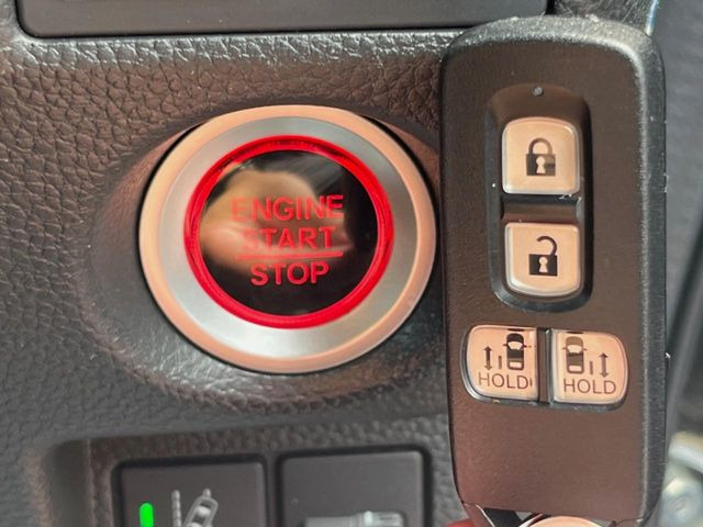 �yHonda�X�}�[�g�L�[�z�J�o����|�P�b�g�ɓ��ꂽ�܂܂ł��h�A�̎{���E�������\�ȃX�}�[�g�L�[�𑕔��B�G���W���̃I���E�I�t�����J�M�����o���K�v����������Ƃ��Ă��֗��ł���