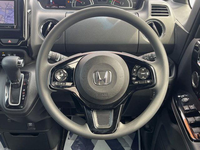 �C���e���A�ɍ��킹���f�U�C���̃X�e�A�����O�́A�^�]�������̂��Ƃ��l���A�^�]���₷���`��A�傫���ł��B�����x�A���ۂɐG���Ă��m���߂��������B