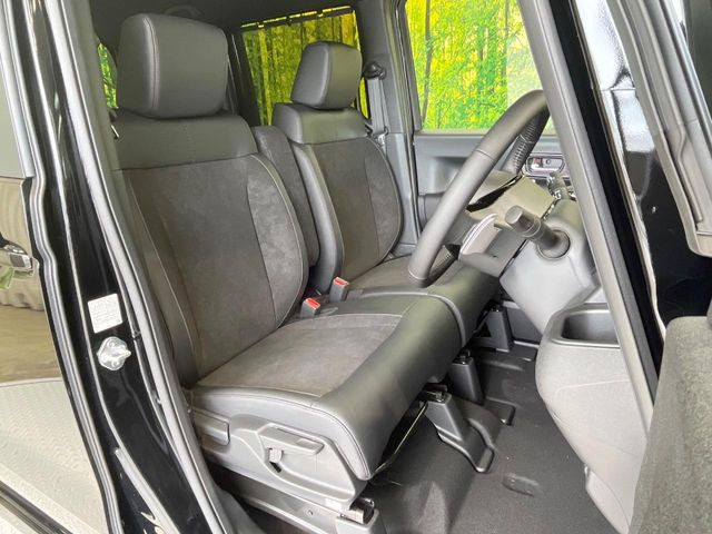 運転席まわりには十分なスペースがあり、大柄な方でもゆったり運転していただける環境です。