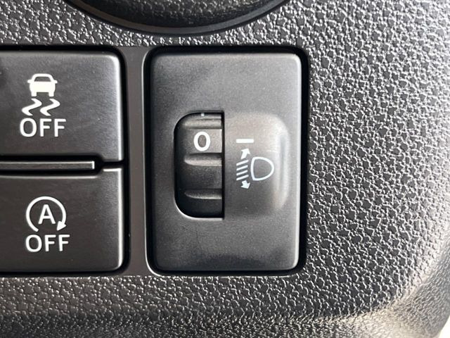 【アイドリングストップ】赤信号や渋滞で停車した際にエンジンを停止し、無駄な燃料の消費を抑えます。燃費向上や環境保護につなげる機能♪エンジンはブレーキを離せば再始動します。