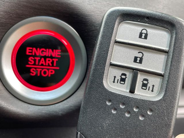 �yHonda�X�}�[�g�L�[�z�J�o����|�P�b�g�ɓ��ꂽ�܂܂ł��h�A�̎{���E�������\�ȃX�}�[�g�L�[�𑕔��B�G���W���̃I���E�I�t�����J�M�����o���K�v����������Ƃ��Ă��֗��ł���