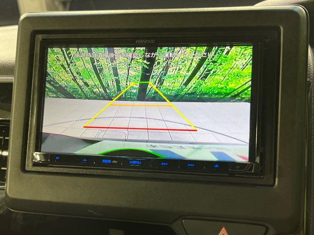 【バックカメラ】駐車時に後方がリアルタイム映像で確認できます。大型商業施設や立体駐車場での駐車時や、夜間のバック時に大活躍!運転スキルに関わらず、今や必須となった装備のひとつです!