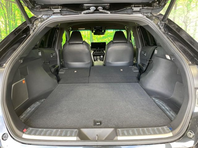 積み下ろしのしやすいデッキにはたっぷりと荷物を積み込んでいただけます。遊びから仕事まで、様々なシーンで頼れます♪