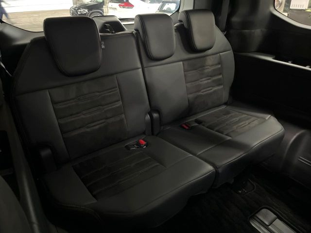床下収納式のサードシートです。座席部分をコンパクトに収納でき、広大な荷室スペースとしてお使いいただけます!乗車人数や荷物の量など利用シーンに合わせて3列目を有効活用でき、とっても便利♪