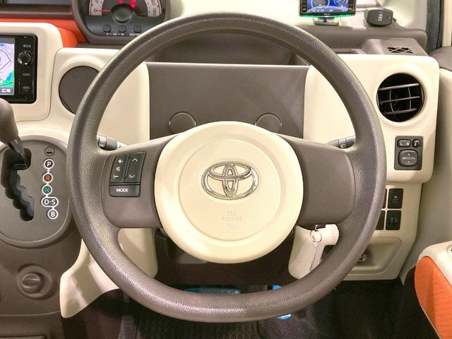 �C���e���A�ɍ��킹���f�U�C���̃X�e�A�����O�́A�^�]�������̂��Ƃ��l���A�^�]���₷���`��A�傫���ł��B�����x�A���ۂɐG���Ă��m���߂��������B