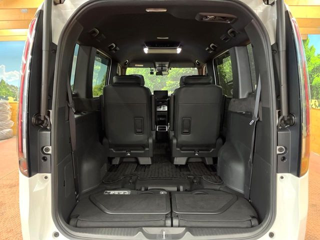 普段のお買い物や通勤、送迎等に十分な荷室スペースを確保しております。セカンドシートを倒すと、大きな荷物の積載も可能です♪