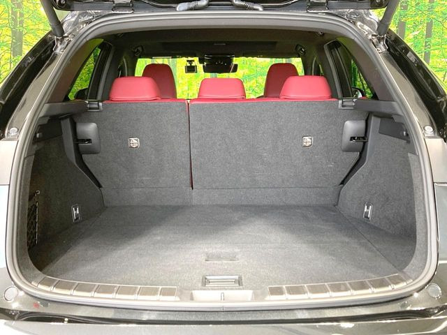 積み下ろしのしやすいデッキにはたっぷりと荷物を積み込んでいただけます。遊びから仕事まで、様々なシーンで頼れます♪