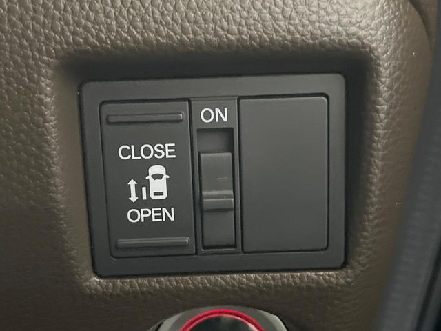 【パワースライドドア】スマートキーや運転席のスイッチで後席スライドドアの開閉が可能♪電動だから力を入れてドアを開ける必要が無く、小さなお子様でも簡単に開け閉めでき快適です♪