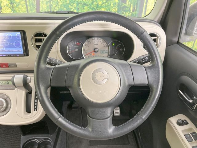 �C���e���A�ɍ��킹���f�U�C���̃X�e�A�����O�́A�^�]�������̂��Ƃ��l���A�^�]���₷���`��A�傫���ł��B�����x�A���ۂɐG���Ă��m���߂��������B