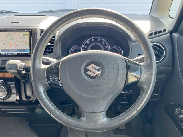�C���e���A�ɍ��킹���f�U�C���̃X�e�A�����O�́A�^�]�������̂��Ƃ��l���A�^�]���₷���`��A�傫���ł��B�����x�A���ۂɐG���Ă��m���߂��������B