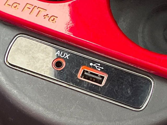 ��USB�EAUX�ڑ�:���莝���̃~���[�W�b�N�v���[���[��ڑ����A�ԓ��ł��C�ɓ���̉��y���C�y�Ɋy���ނ��Ƃ��ł��܂���