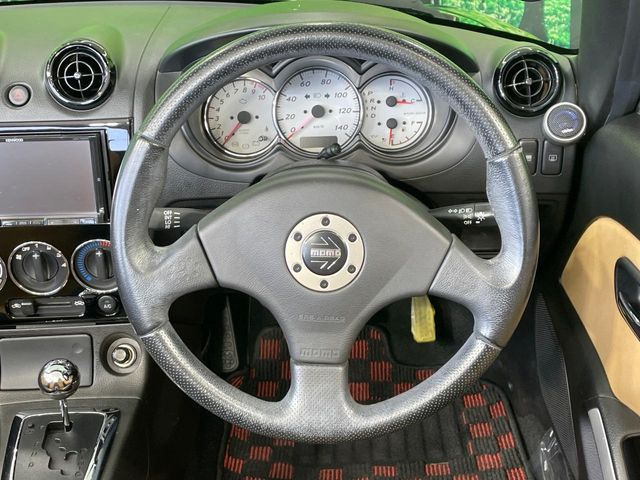 �C���e���A�ɍ��킹���f�U�C���̃X�e�A�����O�́A�^�]�������̂��Ƃ��l���A�^�]���₷���`��A�傫���ł��B�����x�A���ۂɐG���Ă��m���߂��������B