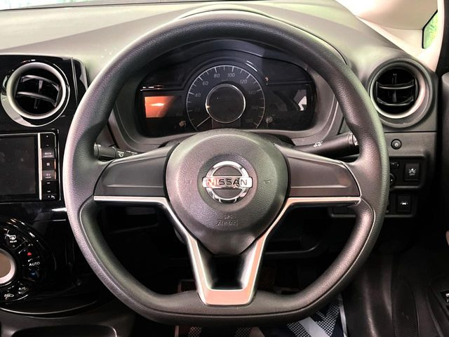 �C���e���A�ɍ��킹���f�U�C���̃X�e�A�����O�́A�^�]�������̂��Ƃ��l���A�^�]���₷���`��A�傫���ł��B�����x�A���ۂɐG���Ă��m���߂��������B