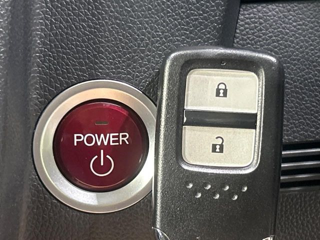 �yHonda�X�}�[�g�L�[�z�J�o����|�P�b�g�ɓ��ꂽ�܂܂ł��h�A�̎{���E�������\�ȃX�}�[�g�L�[�𑕔��B�G���W���̃I���E�I�t�����J�M�����o���K�v����������Ƃ��Ă��֗��ł���