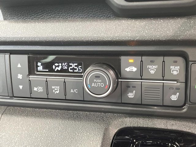 【オートエアコン】一度お好みの温度に設定すれば、車内の温度を検知し風量や温度を自動で調整。暑い&hellip;寒い&hellip;と何度もスイッチ操作をする必要はありません。快適な車内空間には必須の機能ですね♪