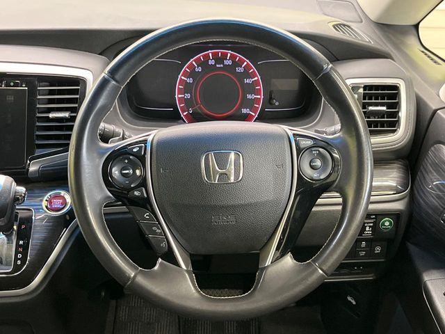 �C���e���A�ɍ��킹���f�U�C���̃X�e�A�����O�́A�^�]�������̂��Ƃ��l���A�^�]���₷���`��A�傫���ł��B�����x�A���ۂɐG���Ă��m���߂��������B
