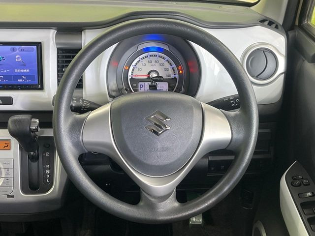 �C���e���A�ɍ��킹���f�U�C���̃X�e�A�����O�́A�^�]�������̂��Ƃ��l���A�^�]���₷���`��A�傫���ł��B�����x�A���ۂɐG���Ă��m���߂��������B