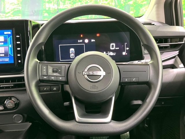 �C���e���A�ɍ��킹���f�U�C���̃X�e�A�����O�́A�^�]�������̂��Ƃ��l���A�^�]���₷���`��A�傫���ł��B�����x�A���ۂɐG���Ă��m���߂��������B