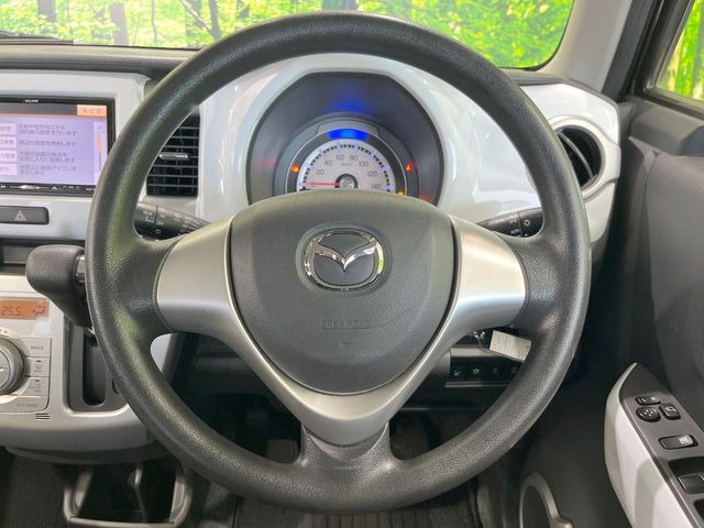 �C���e���A�ɍ��킹���f�U�C���̃X�e�A�����O�́A�^�]�������̂��Ƃ��l���A�^�]���₷���`��A�傫���ł��B�����x�A���ۂɐG���Ă��m���߂��������B