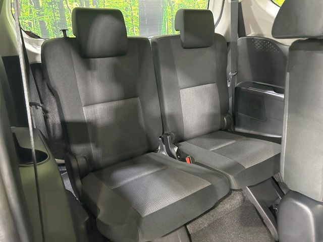 床下収納式のサードシートです。座席部分をコンパクトに収納でき、広大な荷室スペースとしてお使いいただけます!乗車人数や荷物の量など利用シーンに合わせて3列目を有効活用でき、とっても便利♪