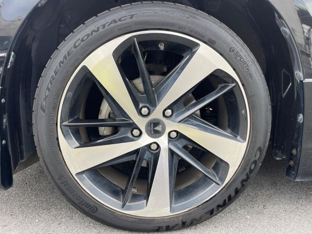�y���f���X�^�A���~�z�C�[���z�����I�v�V�����z�C�[���𑕒��B���s���\�̌���ɉ����A�O�ς����X�^�C���b�V���ɂȂ��Ă��܂��B