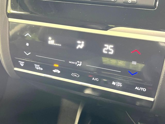 【オートエアコン】一度お好みの温度に設定すれば、車内の温度を検知し風量や温度を自動で調整。暑い&hellip;寒い&hellip;と何度もスイッチ操作をする必要はありません。快適な車内空間には必須の機能ですね♪