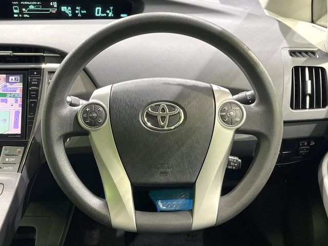 �C���e���A�ɍ��킹���f�U�C���̃X�e�A�����O�́A�^�]�������̂��Ƃ��l���A�^�]���₷���`��A�傫���ł��B�����x�A���ۂɐG���Ă��m���߂��������B