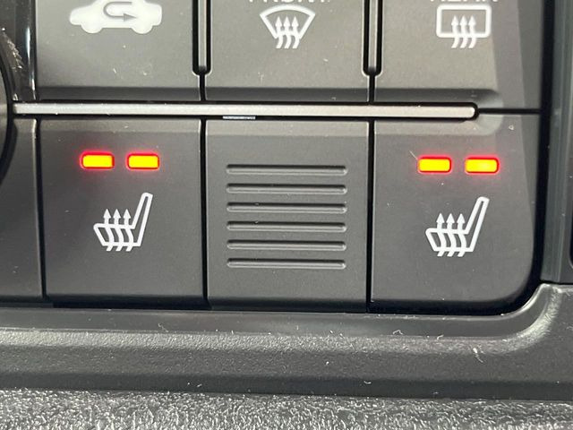 【シートヒーター】寒い日に重宝するシートヒーター!エアコンより早く温まってくれるので寒がりの人も安心ですね♪エアコンの温風は乾燥するから苦手、という方にもをおすすめです。