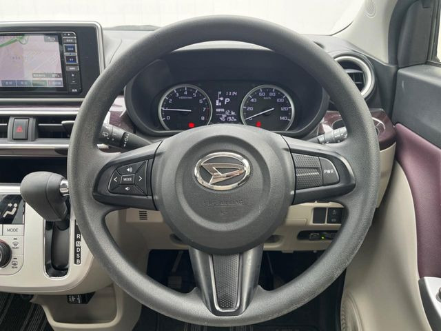 �C���e���A�ɍ��킹���f�U�C���̃X�e�A�����O�́A�^�]�������̂��Ƃ��l���A�^�]���₷���`��A�傫���ł��B�����x�A���ۂɐG���Ă��m���߂��������B