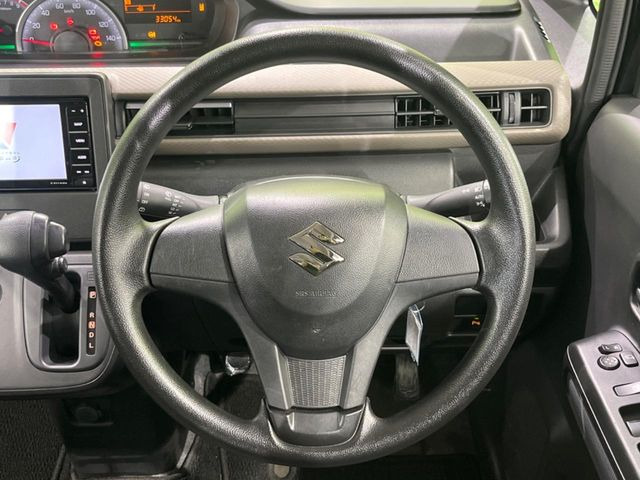 �C���e���A�ɍ��킹���f�U�C���̃X�e�A�����O�́A�^�]�������̂��Ƃ��l���A�^�]���₷���`��A�傫���ł��B�����x�A���ۂɐG���Ă��m���߂��������B