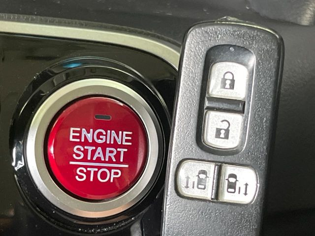 �yHonda�X�}�[�g�L�[�z�J�o����|�P�b�g�ɓ��ꂽ�܂܂ł��h�A�̎{���E�������\�ȃX�}�[�g�L�[�𑕔��B�G���W���̃I���E�I�t�����J�M�����o���K�v����������Ƃ��Ă��֗��ł���