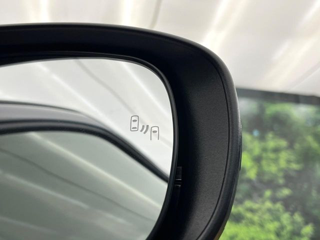 【ブラインドスポットモニター】走行中、ドアミラーの死角になりやすい箇所に後続車が接近するとサイドミラーのレンズに警告を表示!ドライバーに注意喚起をしてくれます。