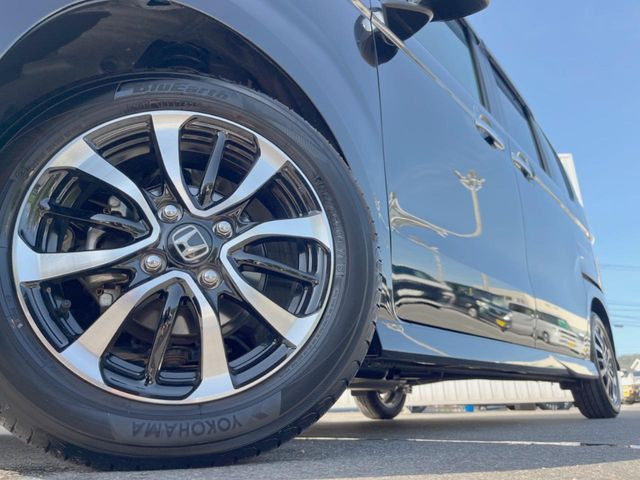�y�����A���~�z�C�[���z�O�ςɃ}�b�`���������A���~�z�C�[���𑕒����Ă���܂��B�e��ЊO�A���~�z�C�[����A�X�^�b�h���X�^�C�����戵�����Ă���܂��B���񂲑��k����������