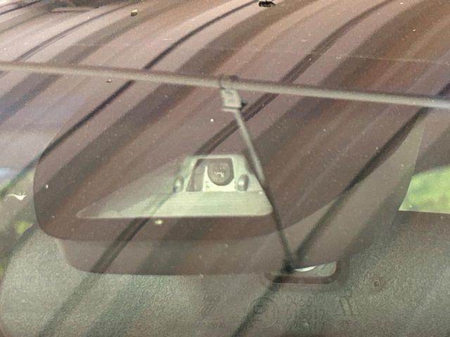 【ホンダセンシング】走行中に前方の車両等を認識し、衝突しそうな時は警報とブレーキで衝突回避と被害軽減をアシスト。より安全にドライブをお楽しみいただけます。
