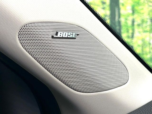 【BOSEサウンドシステム】メーカーオプションの高品位サウンドシステムを搭載。専用のチューニングが施された大小様々なスピーカーから良質なサウンドが奏でられ、臨場感あふれる音響空間を演出します。